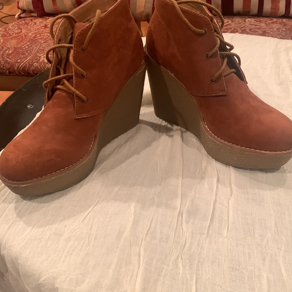 Boots - Picture 3 of 4